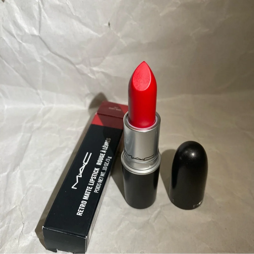 Mac lipstick (ruby woo)